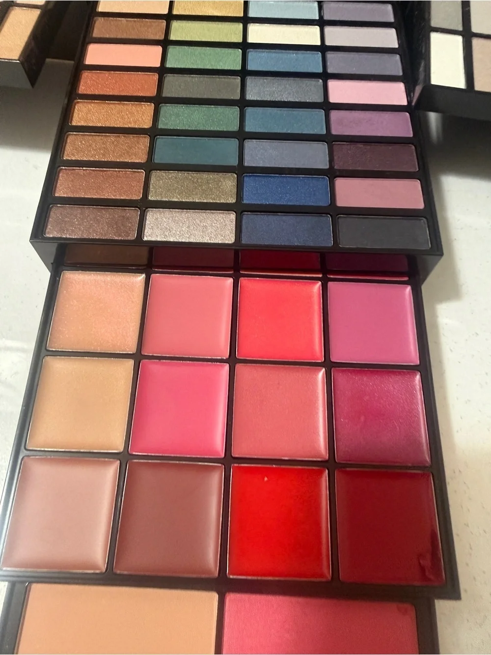 Versatile Women Makeup Palette with Lip and Eye Shades - Pink & Neutral Tones